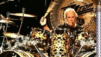 O ZZ Top vai continuar com a sua turnê atual após o falecimento de Frank Beard, “como ele desejava”