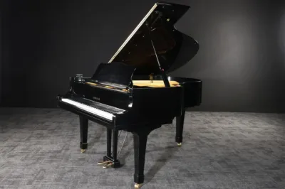 Piano usado por Freddie Mercury para compor Crazy Little Thing Called Love com o Queen vai para leilão em outubro