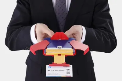 A Bandai quer deixar o mundo corporativo mais legal com um porta-cartão que entrega cartões em estilo mecha