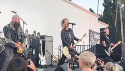 Billie Joe Armstrong, Travis Barker, Tim Armstrong e CJ Ramone tocam juntos em celebração ao legado dos Ramones