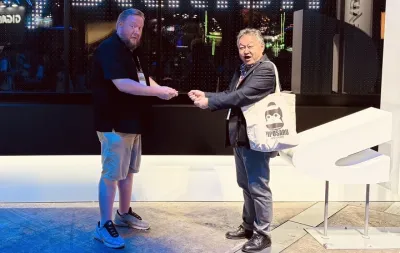 Lembra daquele vídeo do PlayStation compartilhando um jogo? Pois Shuhei Yoshida e Adam Boyes recriaram o momento, mas sem mídia física